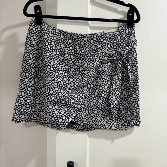 Sézane Floral Wrap Skort – Navy & White Daisies – Size 36 - Picture 3 of 7